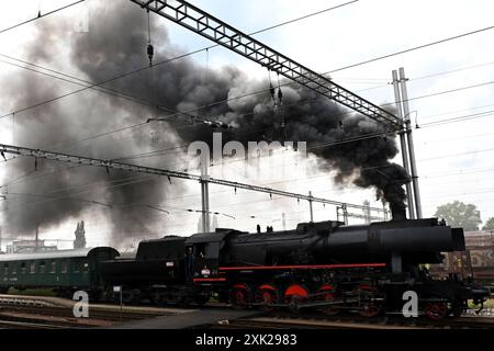 Hradec Kralove, Tschechische Republik. Juli 2024. Am 20. Juli 2024 fährt eine Dampfeisenbahn „Nemka“ 555,0153 durch die Stadt Hradec Kralove in der Tschechischen Republik. Die Lokomotive „Nemka“ wurde 1944 in Floridsdorf (Österreich) hergestellt. Die Lokomotive ist bei Filmschaffenden in der Tschechischen Republik sehr begehrt, vor allem bei Filmen, die während des Zweiten Weltkriegs gedreht wurden. (Kreditbild: © Slavek Ruta/ZUMA Press Wire) NUR REDAKTIONELLE VERWENDUNG! Nicht für kommerzielle ZWECKE! Stockfoto