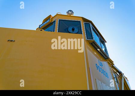 Aufwärtsansicht der Kabine eines Union Pacific Jordan Spreader am Bahnhof in La Grande, Oregon, USA Stockfoto