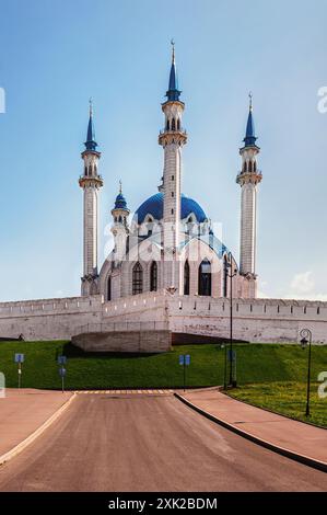 Kasan, Tatarstan, Russland, 1. Juni 2023. Der Weg, der zur Moslemheit führt. Kasan Kreml im Sommer, wunderschöner Blick auf die Kul Sharif Moschee, ein Wahrzeichen i Stockfoto