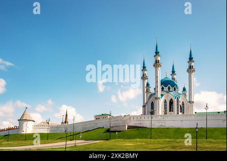 Kasan, Tatarstan, Russland, 1. Juni 2023. Kasan Kreml im Sommer, schöner Blick auf die Kul Sharif Moschee, ein Wahrzeichen von Kasan. Moderne Architektur, bis Stockfoto