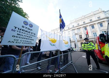 Mitglieder der Nationalen Föderation der Zyprioten im Vereinigten Königreich protestieren vor der türkischen Botschaft in Zentral-London für ein "freies Vereinigtes Zypern", um den 50. Jahrestag der türkischen Invasion Zyperns zu feiern. Bilddatum: Samstag, 20. Juli 2024. Stockfoto