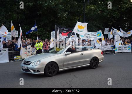 Mitglieder der Nationalen Föderation der Zyprioten im Vereinigten Königreich protestieren vor der türkischen Botschaft in Zentral-London für ein "freies Vereinigtes Zypern", um den 50. Jahrestag der türkischen Invasion Zyperns zu feiern. Bilddatum: Samstag, 20. Juli 2024. Stockfoto