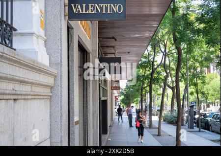 Madrid, Spanien. Juni 2024. Italienisches Modebekleidung- und Kosmetikunternehmen Valentino in Spanien. (Credit Image: © Xavi Lopez/SOPA Images via ZUMA Press Wire) NUR REDAKTIONELLE VERWENDUNG! Nicht für kommerzielle ZWECKE! Stockfoto