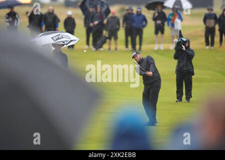 Troon, South Ayrshire, Schottland. 20. Juli 2024; Royal Troon Golf Club, Troon, South Ayrshire, Schottland; The Open Championship Round 3; Daniel Brown Chips to the 15th Green Credit: Action Plus Sports Images/Alamy Live News Stockfoto