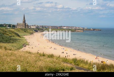 Wetter in Großbritannien 19. Juli 2024 Menschen genießen Sommersonne, Tynemouth Longsands Beach, England, Großbritannien Stockfoto