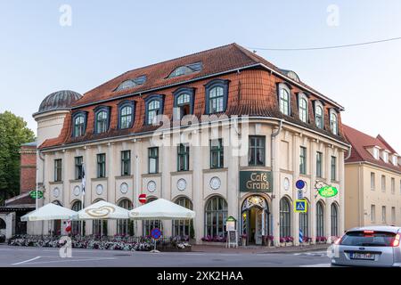 Ein gut restauriertes Steingebäude in der estnischen Touristenstadt Pärnu Stockfoto