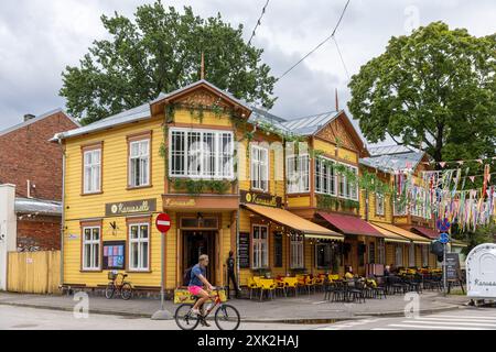 Altes Holzgebäude in der estnischen Stadt Pärnu Stockfoto