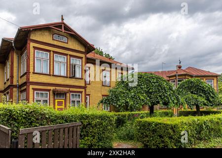 Altes Holzgebäude in der estnischen Stadt Pärnu Stockfoto