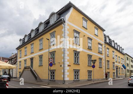 Ein gut restauriertes Steingebäude in der estnischen Touristenstadt Pärnu Stockfoto