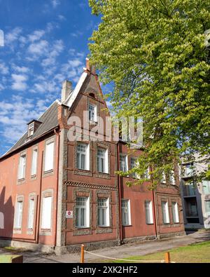 Ein gut restauriertes Steingebäude in der estnischen Touristenstadt Pärnu Stockfoto