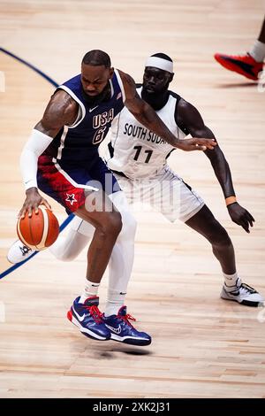 LeBron James und Marial Shayok aus dem Südsudan während der USA Basketball Showcase 2024 in der O2 Arena in London. Bilddatum: Samstag, 20. Juli 2024. Stockfoto