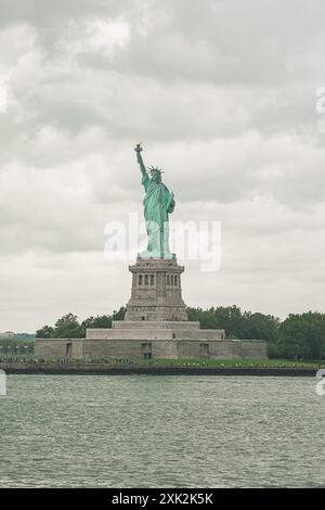 Ein Blick aus der Nähe auf die Freiheitsstatue auf Liberty Island, aufgenommen an einem bewölkten Tag, dieses detaillierte Foto unterstreicht die Pracht und Bedeutung der s Stockfoto