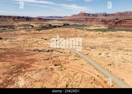Eine faszinierende Luftaufnahme des White Canyon mit einer kurvenreichen Straße, die durch das weite, zerklüftete Gelände der Glen Canyon National Recreation Area in U führt Stockfoto