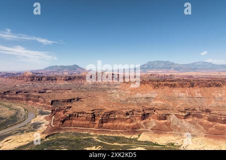 Weitwinkelaufnahmen zeigen die Weite des White Canyon mit gewundenen Flüssen und felsigen Klippen unter klarem blauen Himmel im Glen Canyon National Stockfoto