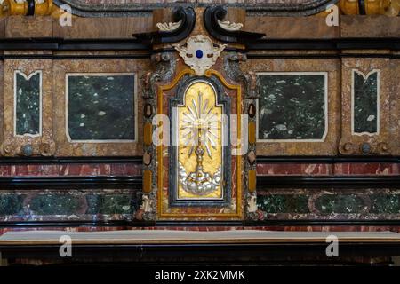 Das Tabernakel mit der Eucharistie im Duomo di Pavia (Kathedrale Pavia) in Pavia, Italien. Stockfoto