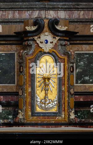 Das Tabernakel mit der Eucharistie im Duomo di Pavia (Kathedrale Pavia) in Pavia, Italien. Stockfoto