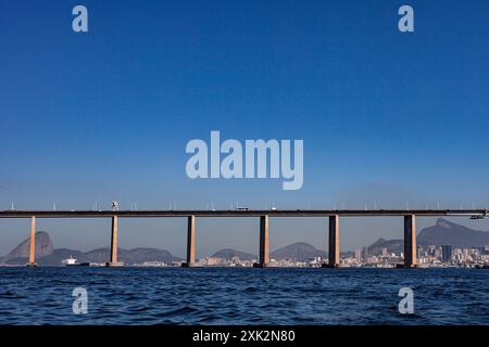 Rio-Niteroi-Brücke an der Guanabara-Bucht - Zuckerhut links und Christus-Erlöser-Statue über dem Corcovado-Berg rechts im Hintergrund. Rio de Janeiro, Brasilien. Stockfoto