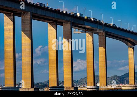 Säulen der Rio-Niteroi-Brücke an der Guanabara-Bucht, Rio de Janeiro, Brasilien. Stockfoto