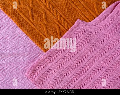 Warme Strickpullover mit verschiedenen Strickmustern. Sichtbare Textur. Strickstruktur, Nahaufnahme. Stockfoto
