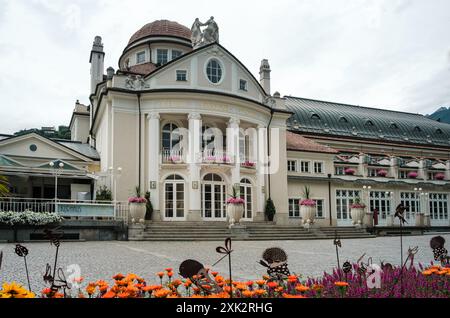 Das alte Meraner Kurhaus mit Blumen im Vordergrund. Stockfoto