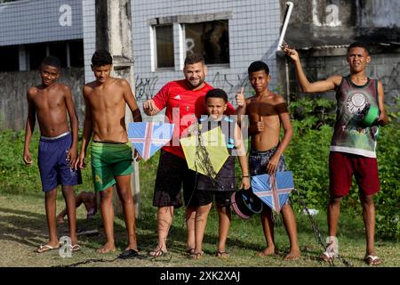 Recife, Brasilien. Juli 2024. PE - RECIFE - 07/20/2024 - RECIFE, KITES UND CHILENISCHE UND CEROL LINIEN - Kites mit chilenischen Linien und Cerol werden an diesem Samstag (20) auf einem Festival in der West Zone von Recife (PE) behandelt. Im Februar 2024 verabschiedete die Abgeordnetenkammer ein Gesetz, das die Herstellung, den Verkauf und die Verwendung von Schnittleinen in Drachen und ähnlichen Spielzeugen verbietet und eine Strafe von Jahren Freiheitsstrafe und Geldstrafen vorsieht. Foto: Marlon Costa/AGIF Credit: AGIF/Alamy Live News Stockfoto