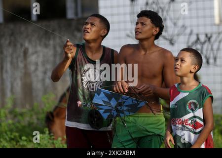 Recife, Brasilien. Juli 2024. PE - RECIFE - 07/20/2024 - RECIFE, KITES UND CHILENISCHE UND CEROL LINIEN - Kites mit chilenischen Linien und Cerol werden an diesem Samstag (20) auf einem Festival in der West Zone von Recife (PE) behandelt. Im Februar 2024 verabschiedete die Abgeordnetenkammer ein Gesetz, das die Herstellung, den Verkauf und die Verwendung von Schnittleinen in Drachen und ähnlichen Spielzeugen verbietet und eine Strafe von Jahren Freiheitsstrafe und Geldstrafen vorsieht. Foto: Marlon Costa/AGIF Credit: AGIF/Alamy Live News Stockfoto