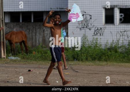 Recife, Brasilien. Juli 2024. PE - RECIFE - 07/20/2024 - RECIFE, KITES UND CHILENISCHE UND CEROL LINIEN - Kites mit chilenischen Linien und Cerol werden an diesem Samstag (20) auf einem Festival in der West Zone von Recife (PE) behandelt. Im Februar 2024 verabschiedete die Abgeordnetenkammer ein Gesetz, das die Herstellung, den Verkauf und die Verwendung von Schnittleinen in Drachen und ähnlichen Spielzeugen verbietet und eine Strafe von Jahren Freiheitsstrafe und Geldstrafen vorsieht. Foto: Marlon Costa/AGIF Credit: AGIF/Alamy Live News Stockfoto