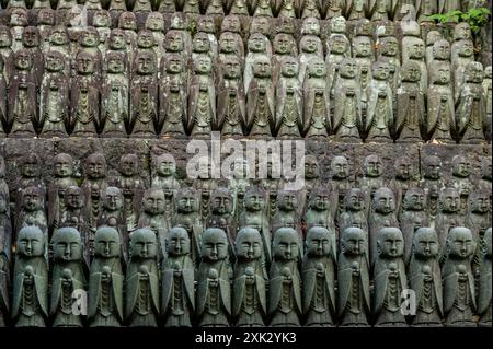 Nahaufnahme mehrerer Reihen von Jizo-Statuen am Hase-dera-Tempel in Kamakura, Japan. Diese kleinen Steinstatuen, die oft den Wächter von c Stockfoto