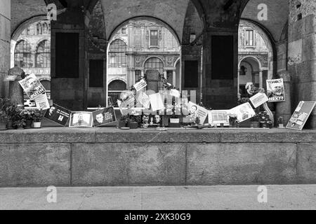 SW Spontanes Gedenken an den russischen politischen Dissidenten Alexej Nawalny (1976-2024) auf der zentralen Piazza dei Mercanti in Mailand, Lombardei, Italien Stockfoto