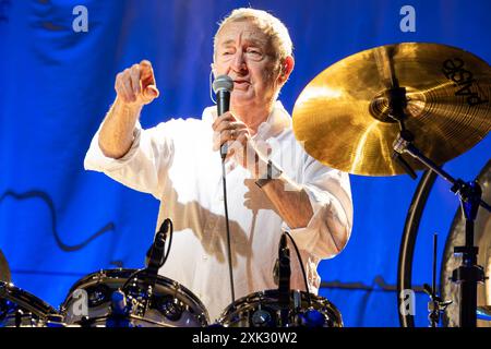 Vicenza, Italien. Juli 2024. Nick Mason, Pseudonym von Nicholas Berkeley Mason, spielt das Schlagzeug während seines Live-Auftritts mit Nick Masons Saucerful of Secrets Band für die Set Controls UK and Europe Tour 2024 in Vicenza, Italien, am 9. Juli 2024. (Foto: Roberto Tommasini/NurPhoto) Credit: NurPhoto SRL/Alamy Live News Stockfoto