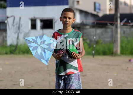 Recife, Brasilien. Juli 2024. PE - RECIFE - 07/20/2024 - RECIFE, KITES UND CHILENISCHE UND CEROL LINIEN - Kites mit chilenischen Linien und Cerol werden an diesem Samstag (20) auf einem Festival in der West Zone von Recife (PE) behandelt. Im Februar 2024 verabschiedete die Abgeordnetenkammer ein Gesetz, das die Herstellung, den Verkauf und die Verwendung von Schnittleinen in Drachen und ähnlichen Spielzeugen verbietet und eine Strafe von Jahren Freiheitsstrafe und Geldstrafen vorsieht. Foto: Marlon Costa/AGIF (Foto: Marlon Costa/AGIF/SIPA USA) Credit: SIPA USA/Alamy Live News Stockfoto