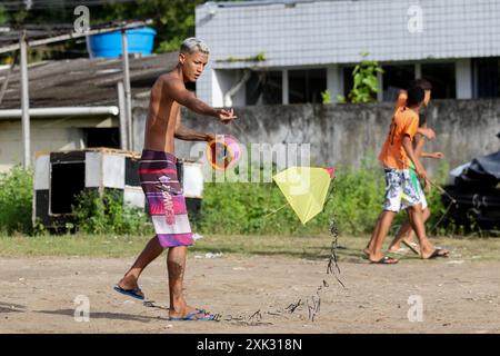 Recife, Brasilien. Juli 2024. PE - RECIFE - 07/20/2024 - RECIFE, KITES UND CHILENISCHE UND CEROL LINIEN - Kites mit chilenischen Linien und Cerol werden an diesem Samstag (20) auf einem Festival in der West Zone von Recife (PE) behandelt. Im Februar 2024 verabschiedete die Abgeordnetenkammer ein Gesetz, das die Herstellung, den Verkauf und die Verwendung von Schnittleinen in Drachen und ähnlichen Spielzeugen verbietet und eine Strafe von Jahren Freiheitsstrafe und Geldstrafen vorsieht. Foto: Marlon Costa/AGIF (Foto: Marlon Costa/AGIF/SIPA USA) Credit: SIPA USA/Alamy Live News Stockfoto