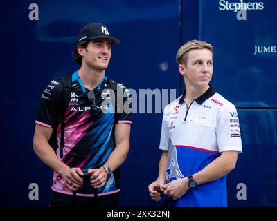 Jack Doohan (Australien, Alpine F1 Academy Team Junior) und Liam Lawson (Neuseeland, Visa Cash App Racing Bulls / Red Bull Racing Junior) unterhalten sich, HUN, Formel 1 Weltmeisterschaft, Grand Prix von Ungarn, Hungaroring, Qualifying, 20.07.2024 Foto: Eibner-Pressefoto/Michael Memmler Stockfoto