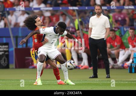 Berlin, Deutschland, 14. Juli 2024. Gareth Southgate Head Coach von England sieht aus, als Marc Cucurella aus Spanien beim Endspiel der UEFA-Europameisterschaft im Berliner Olympiastadion auf Bukayo Saka aus England trifft. Foto: Jonathan Moscrop / Sportimage Stockfoto