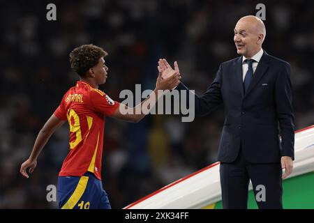 Berlin, Deutschland, 14. Juli 2024. Lamine Yamal aus Spanien schüttelt Bernd Neuendorf, Präsident des Deutschen Fußballverbandes (DFB), die Hand, um nach dem Endspiel der UEFA-Europameisterschaft im Berliner Olympiastadion den Preis für den Jungen Spieler des Turniers von UEFA-Präsident Aleksander Ceferin zu holen. Foto: Jonathan Moscrop / Sportimage Stockfoto