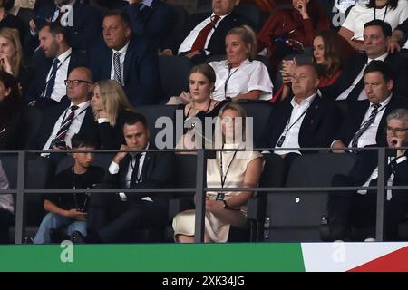 Berlin, Deutschland. Juli 2024. Die englische Sängerin und Songwriterin Adele Laurie Blue Adkins MBE ( Mitte ) blickt beim Endspiel der UEFA-Europameisterschaften im Berliner Olympiastadion von der Tribüne zu. Foto: Jonathan Moscrop/Sportimage Credit: Sportimage Ltd/Alamy Live News Stockfoto