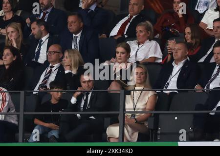 Berlin, Deutschland. Juli 2024. Die englische Sängerin und Songwriterin Adele Laurie Blue Adkins MBE ( Mitte ) blickt beim Endspiel der UEFA-Europameisterschaften im Berliner Olympiastadion von der Tribüne zu. Foto: Jonathan Moscrop/Sportimage Credit: Sportimage Ltd/Alamy Live News Stockfoto