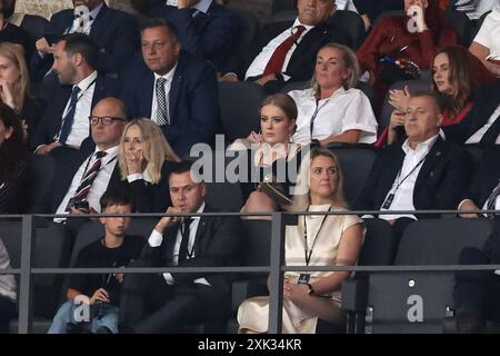 Berlin, Deutschland. Juli 2024. Die englische Sängerin und Songwriterin Adele Laurie Blue Adkins MBE ( Mitte ) blickt beim Endspiel der UEFA-Europameisterschaften im Berliner Olympiastadion von der Tribüne zu. Foto: Jonathan Moscrop/Sportimage Credit: Sportimage Ltd/Alamy Live News Stockfoto