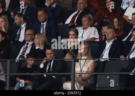 Berlin, Deutschland. Juli 2024. Die englische Sängerin und Songwriterin Adele Laurie Blue Adkins MBE ( Mitte ) blickt beim Endspiel der UEFA-Europameisterschaften im Berliner Olympiastadion von der Tribüne zu. Foto: Jonathan Moscrop/Sportimage Credit: Sportimage Ltd/Alamy Live News Stockfoto