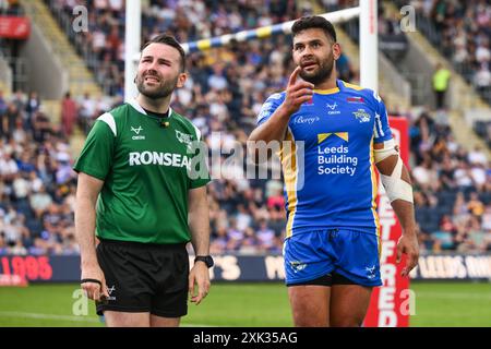 Rhyse Martin von Leeds Rhinos weist auf eine große Leinwand hin, um Luke Moore während des 18. Spiels der Betfred Super League Leeds Rhinos gegen Hull KR im Headingley Stadium, Leeds, Großbritannien, 20. Juli 2024 (Foto: Craig Thomas/News Images) Stockfoto