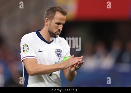 Berlin, Deutschland, 14. Juli 2024. Harry Kane aus England applaudiert beim Endspiel der UEFA-Europameisterschaften im Berliner Olympiastadion. Foto: Jonathan Moscrop / Sportimage Stockfoto