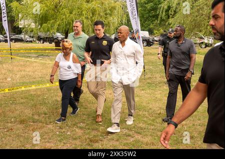 New York, Usa. Juli 2024. NEW YORK, NEW YORK - 20. JULI: David Do (3L) und der Bürgermeister von New York City, Eric Adams (4L), nehmen am 20. Juli 2024 im Corona-Viertel Queens in New York City am Independent Drivers Guild Annual Driver Appreciation Day im Corona Park Teil. Quelle: Ron Adar/Alamy Live News Stockfoto