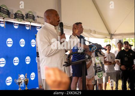 New York, Usa. Juli 2024. NEW YORK, NEW YORK – 20. JULI: Der Bürgermeister von New York, Eric Adams, hält am 20. Juli 2024 im Corona Park im Stadtteil Queens, New York City, eine Rede beim jährlichen Driver Appreciation Day der Independent Drivers Guild. Quelle: Ron Adar/Alamy Live News Stockfoto