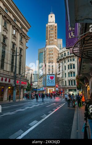 Die I Love Shanghai unterzeichnen auf der Giordano store at 627 East Nanjing Road gerade aus Shanghai's geschäftigen Nanjing Fußgängerzone. Stockfoto