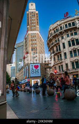 Die I Love Shanghai unterzeichnen auf der Giordano store at 627 East Nanjing Road gerade aus Shanghai's geschäftigen Nanjing Fußgängerzone. Stockfoto