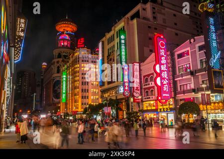 Shanghais geschäftigen Nanjing East Road Fußgängerzone in Richtung Platz des Volkes in der Nacht suchen. Stockfoto