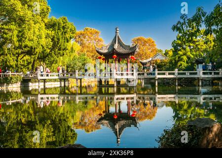 Die neun Zick-Zack-Brücke in Shanghais Guyi Garten mit Herbst Laub. Stockfoto