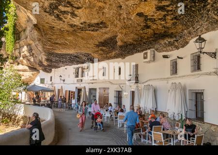 Calle Cuevas del Sol Straße in Setenil de las Bodegas Stadt in Andalusien, Spanien Stockfoto