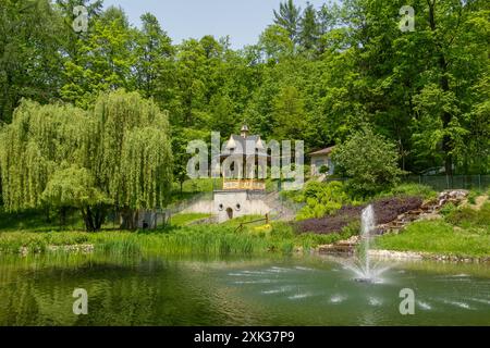 Brunnen im Stadtpark Szczawnica im Sommer in Pieniny, Polen Stockfoto