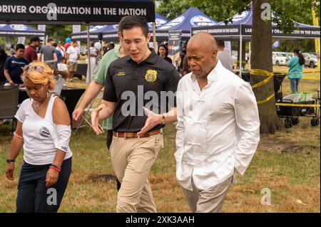 New York, New York, USA. Juli 2024. (NEU) Bürgermeister Adams hält Bemerkungen bei der Independent Drivers Guild Annual Driver Appreciation Day Event im Corona Park. Juli 2024, New York, New York, USA: David Do (2L) und Eric Adams Bürgermeister Adams (3L) nehmen am 20. Juli 2024 am Independent Drivers Guild Annual Driver Appreciation Day im Corona Park Teil. (Foto: M10s/TheNews2) (Foto: M10s/Thenews2/Zumapress) (Bild: © Ron Adar/TheNEWS2 Via ZUMA Stockfoto